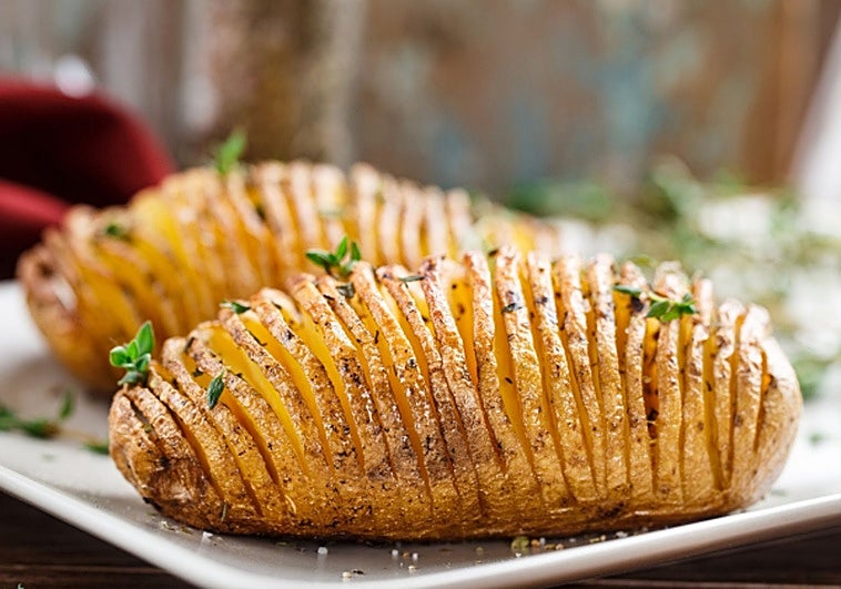 Patatas Hasselback con mantequilla de Ajo y Hierbas